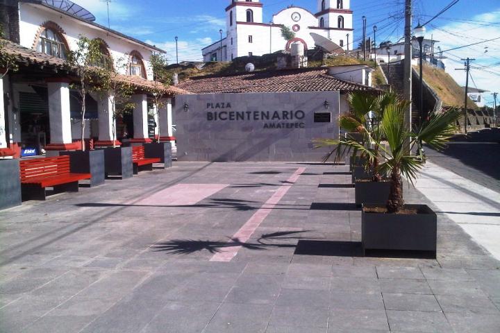 En la Plaza Bicentenario podrás descansar mientras contemplas la Parroquia de San Gaspar.